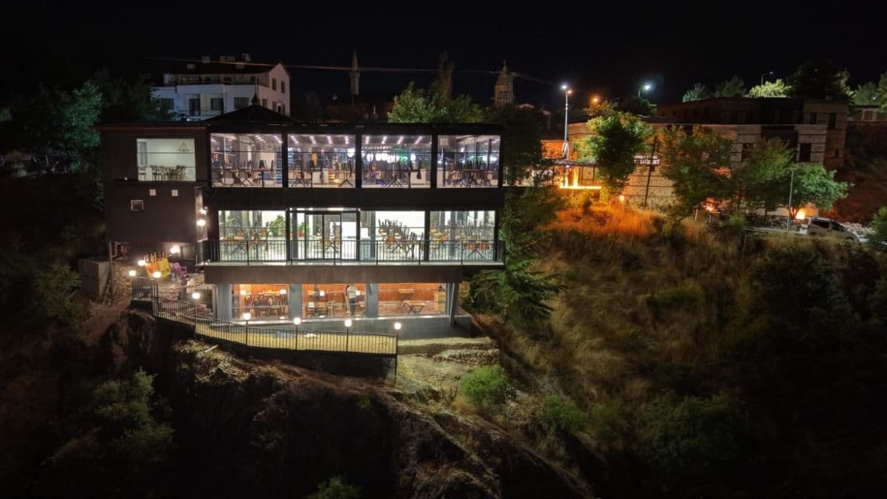 Harput Kürsübaşı Otağı'nın ışıklandırılmış cam cepheli binası