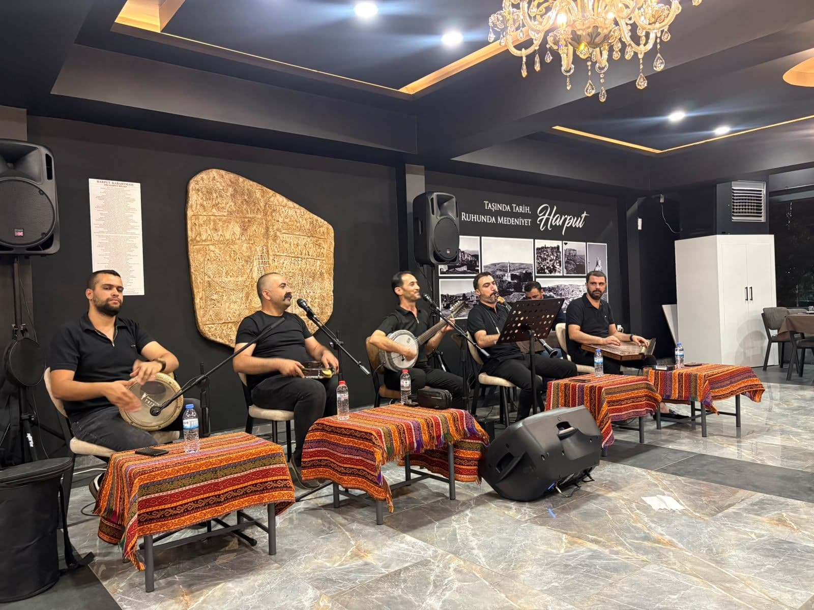 Harput Kürsübaşı Otağı'nda sahne alan müzik topluluğu